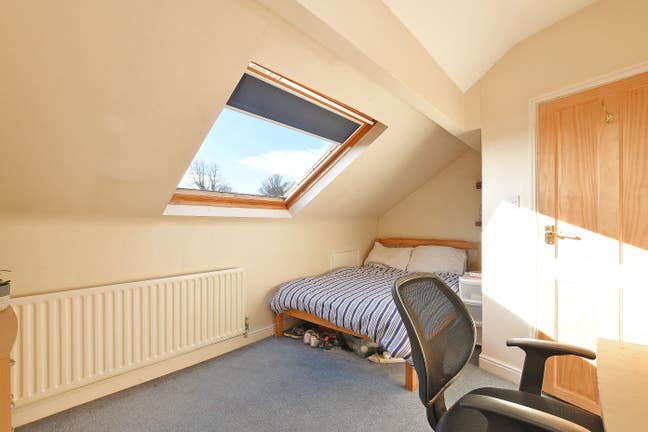 Spacious Room in Student House – Available Now Main Photo