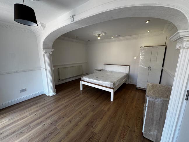 Large Cozy Home Available Now! Fantastic Location  Main Photo