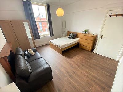 Friendly Professional Houseshare Main Photo