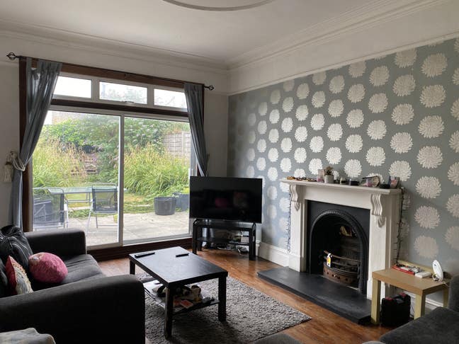 Large Double room in Furzedown  Main Photo