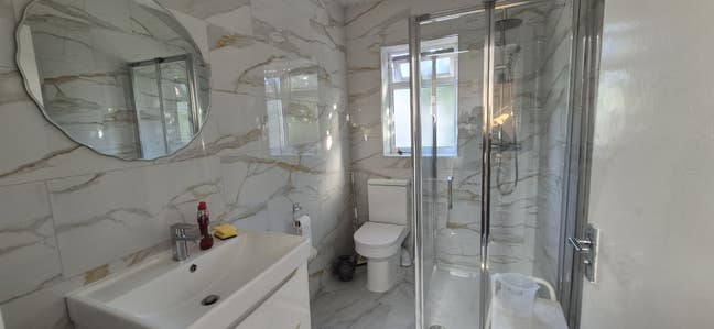 Single with large ensuite. Students preferred.  Main Photo
