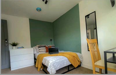 Amazing Cozy Double Room Parking All Bills Include Main Photo