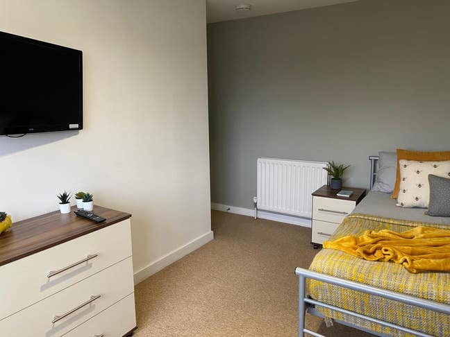 🍂Situated In Highly Sought After Downly 🍂 Main Photo