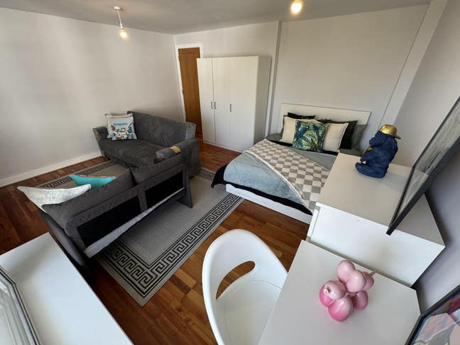 Balcony room with gym | E16 Royal Wharf flat Main Photo
