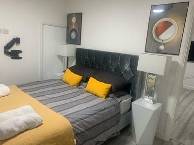 Large flat close to Uni, town, station,hospital  Main Photo