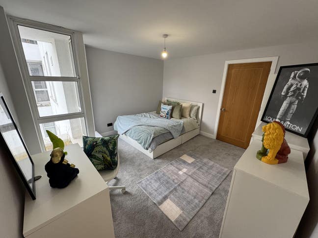 Amazing Ensuite  +  gym  +  riverside ALL IN Main Photo