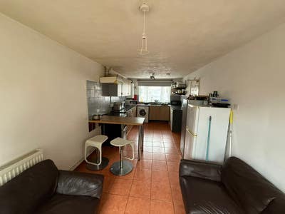 Newly refurbished rooms in shared property Main Photo