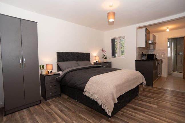 Studio available in a fantastic location Main Photo