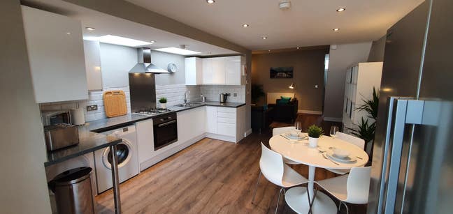Room in spacious modern house with 3 other females Main Photo