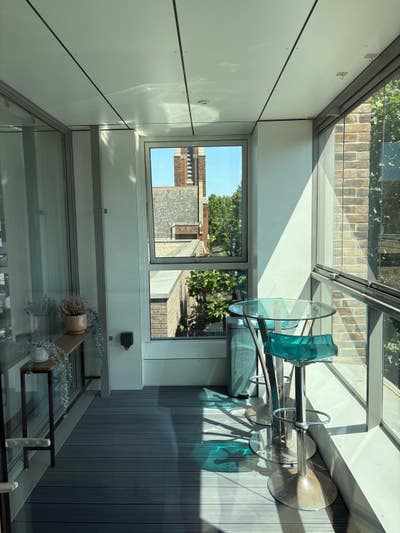 Modern 2 bed 2 bath flat with parking Main Photo