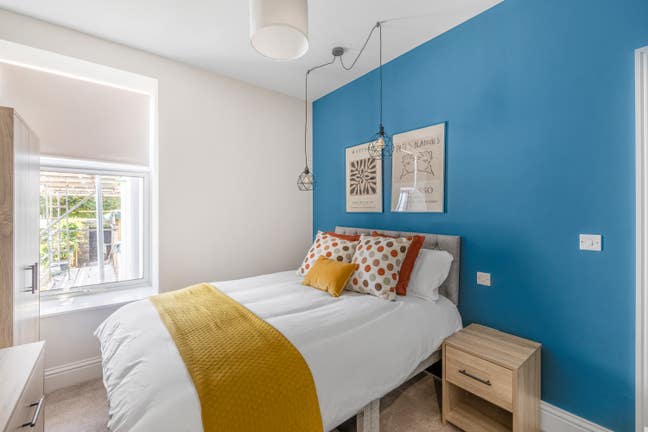 Dockyard living - beautiful double room Main Photo