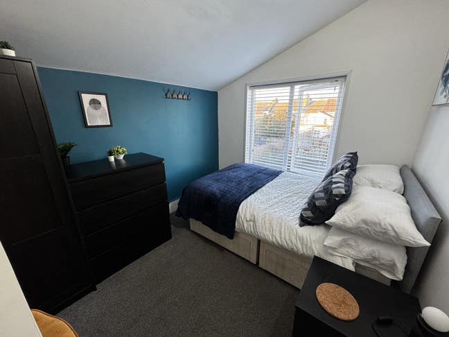 Luxurious house share no deposit ! Singles only  Main Photo