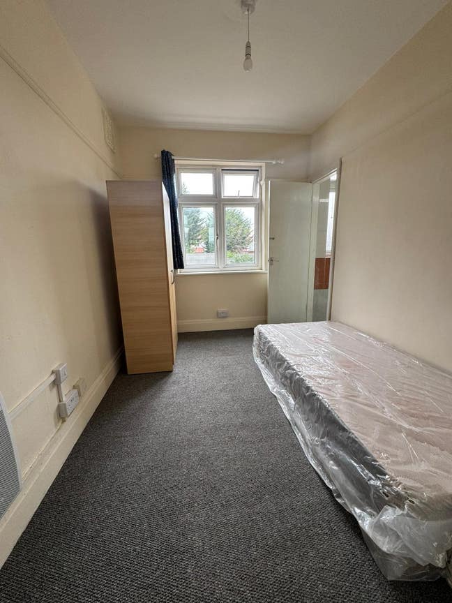 Ensuite room In Tolworth Main Photo