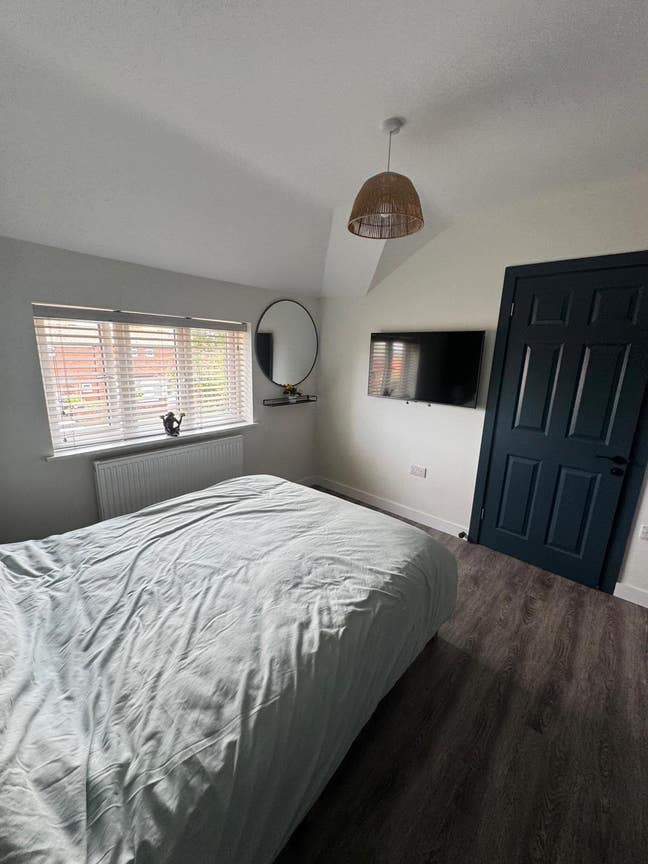 Spacious room available all bills included  Main Photo