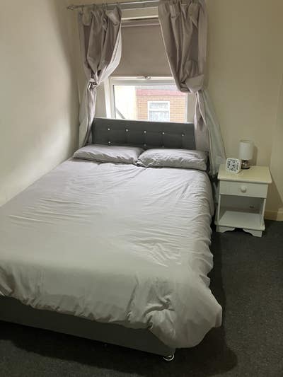 Small double bedroom Main Photo