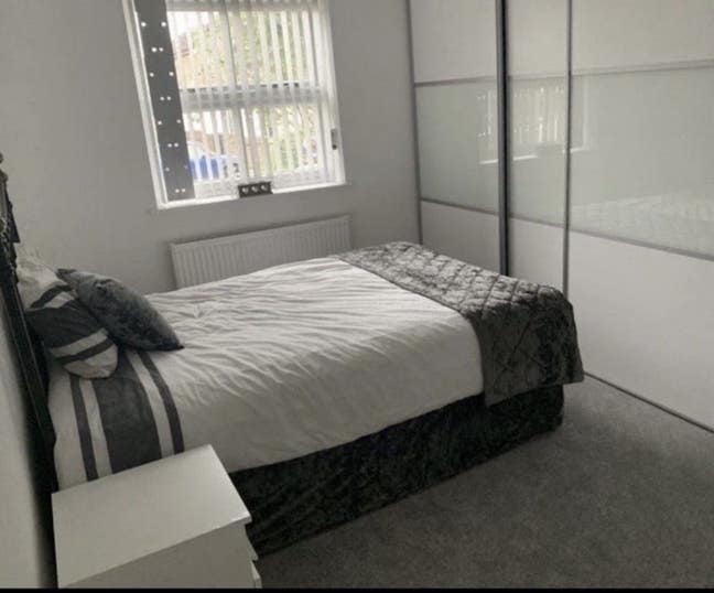 Large Double Room with Private Bathroom Main Photo