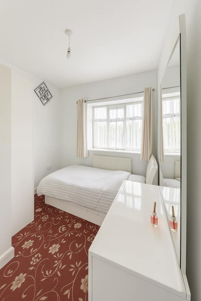 🚆2 min DLR | ⚡️Bills Inc | 🧹Cleaner | 🛜Gig1 WiFi Main Photo