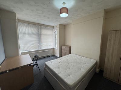 4 rooms available on Harborough Road Main Photo