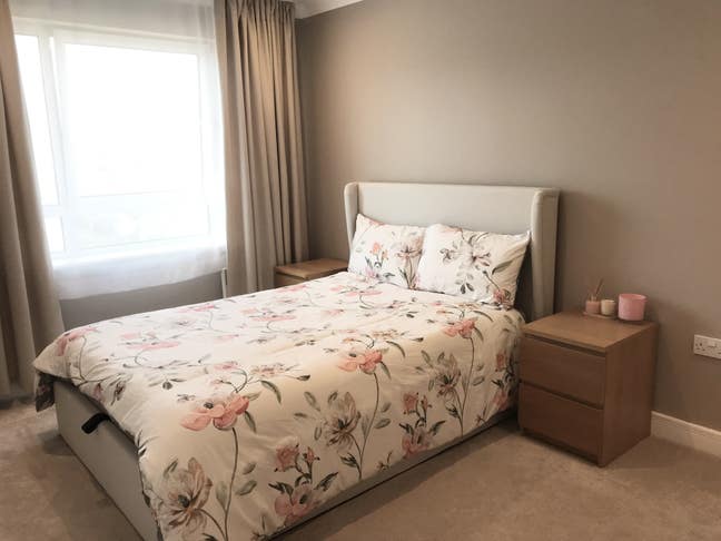 Large double room with en-suite in calm household Main Photo