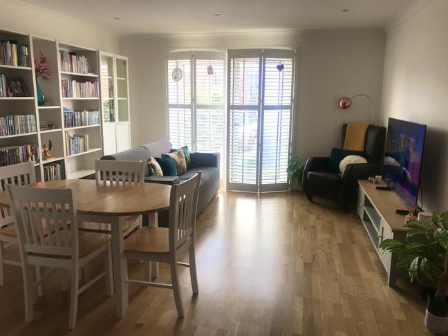 Large double room with en-suite in calm household Main Photo