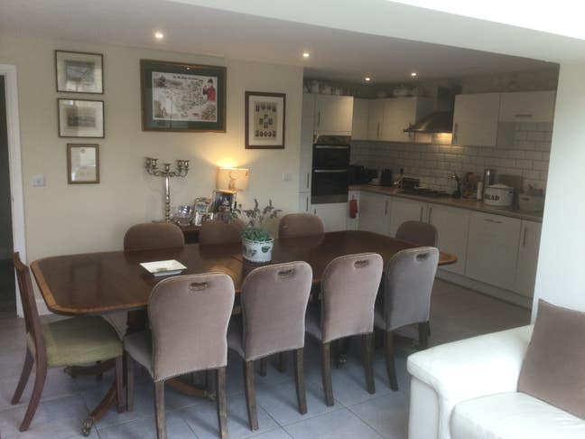 Beautifully furnished bedroom available  Main Photo