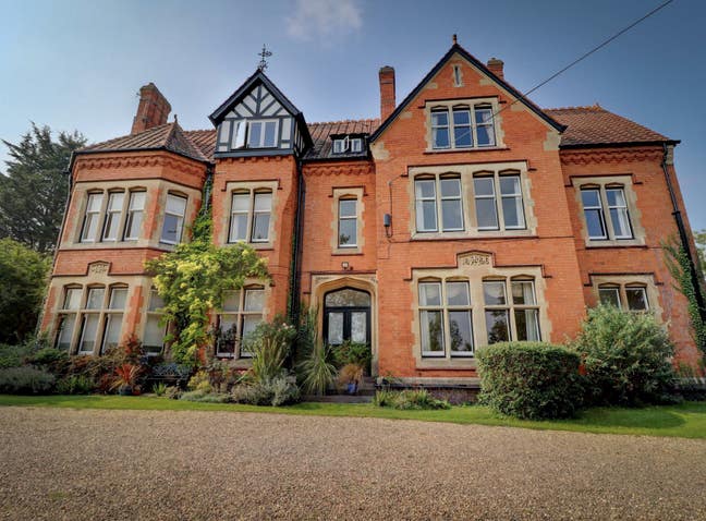A Large spacious two bedroom apartment  Main Photo