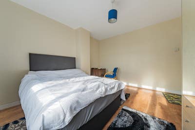 Double room in  three bed semi-detached house  Main Photo