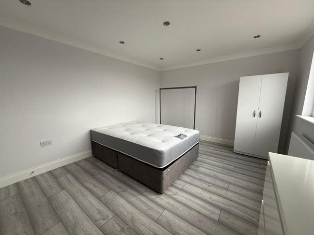 Superb Double/No Deposit/Bills Included Main Photo