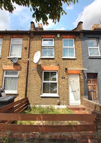Beautiful 2 Bedroom House to Rent Close to Station Main Photo