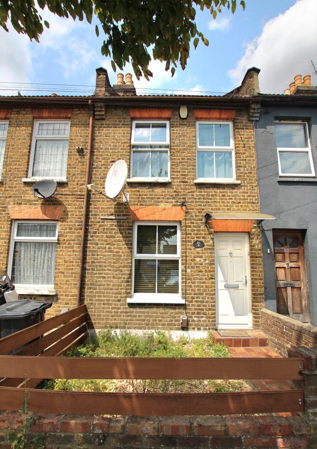 Beautiful 2 Bedroom House to Rent Close to Station Main Photo