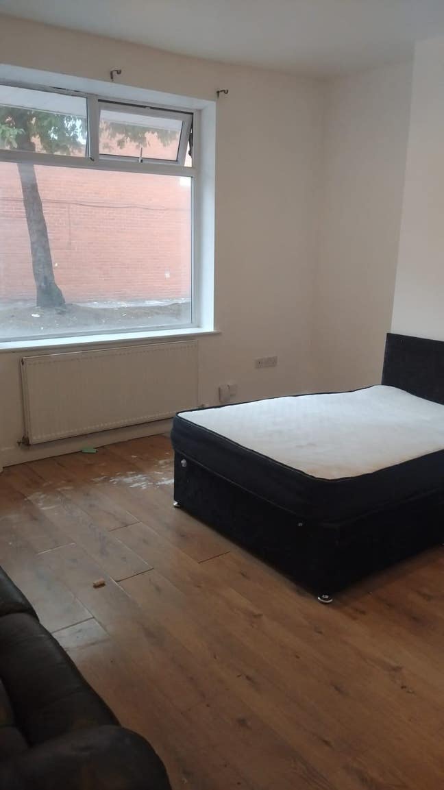 2 Rooms are available in BL3 2RP - £450 & £550 PCM Main Photo