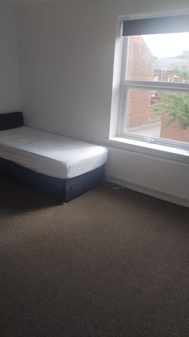 Single Room is  available  in  BL3 - £400
 Main Photo
