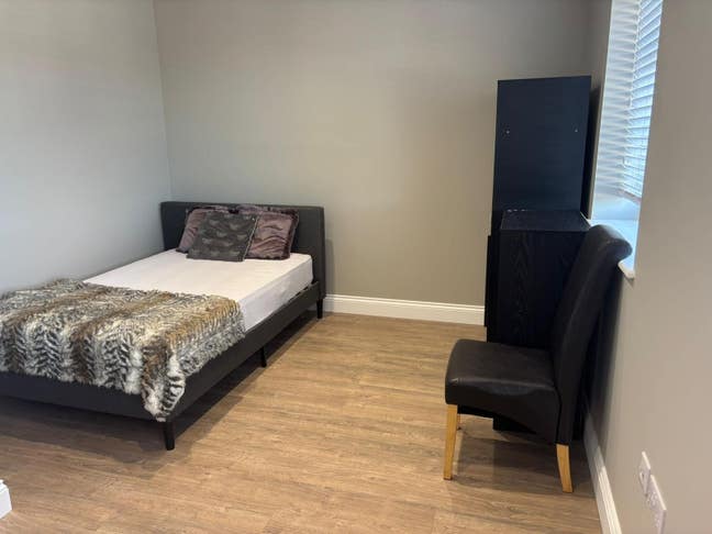 Big, modern room with own bathroom.  Main Photo