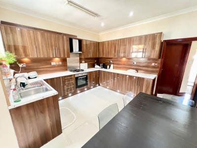Bright double room in E11 Main Photo