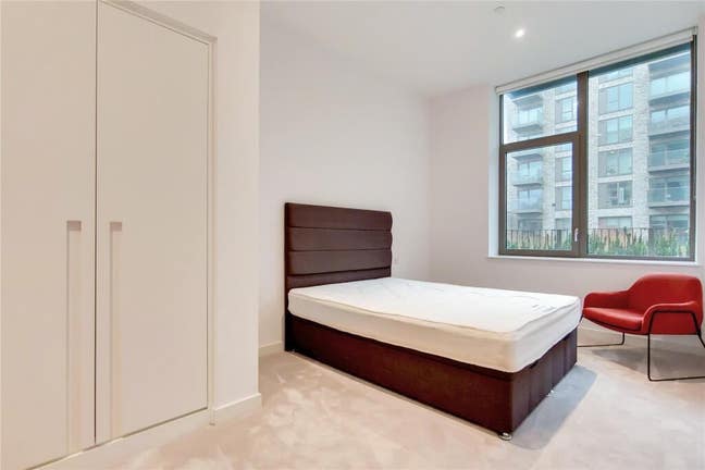 En-suite double room in The Royal Wharf  Main Photo