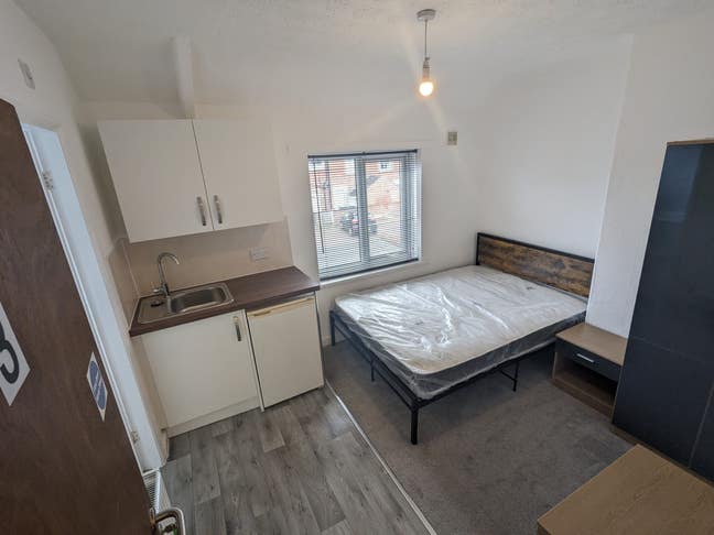 Studio room with en-suite and kitchenette Main Photo