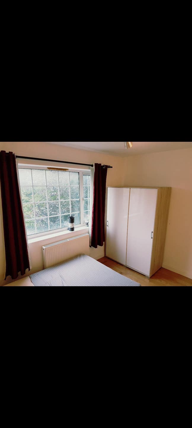 Large double room beautiful lighting. Ready now Main Photo