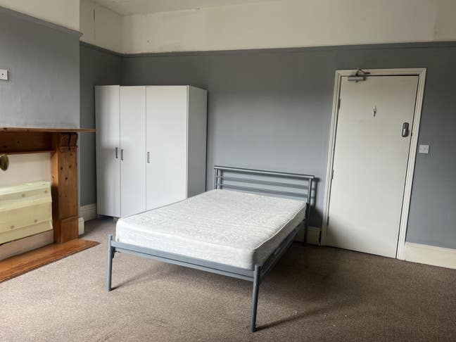 Large Studio to let on Avondale Street Main Photo