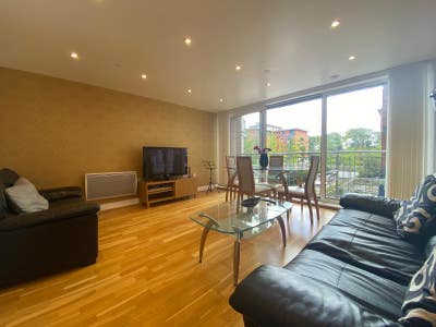 2 Bedroom Flat in Brentford Area/Sauna/Jacuzzi/Gym Main Photo