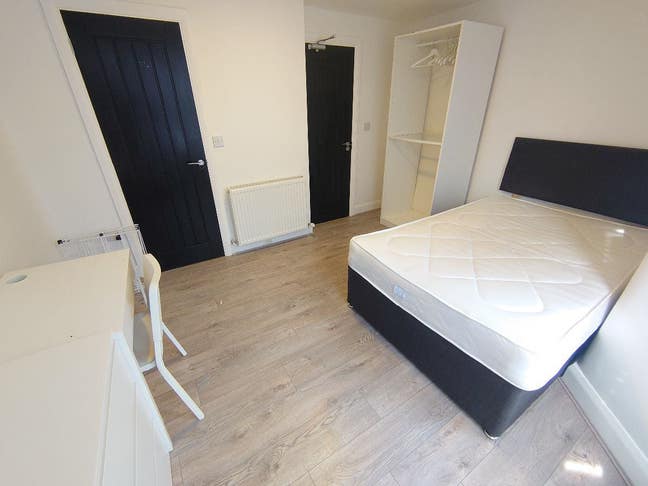 Refurbished 5 bed ensuite on Selkirk St Main Photo