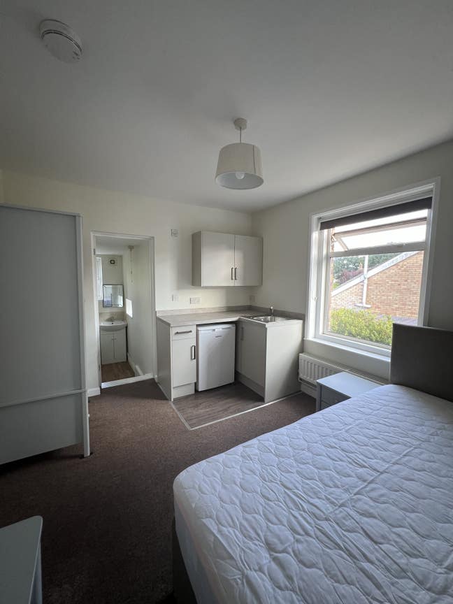 Quiet Double Room with En-Suite in Parkstone Main Photo