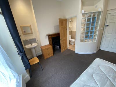 En-suite room close to city centre Main Photo