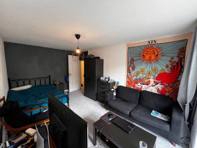 Bright Double w/ Pvt Balcony *Refurbished 3BedFlat Main Photo