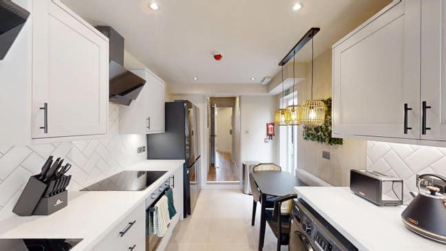 High-Quality, Newly Refurbished 7-Bedroom HMO on R Main Photo