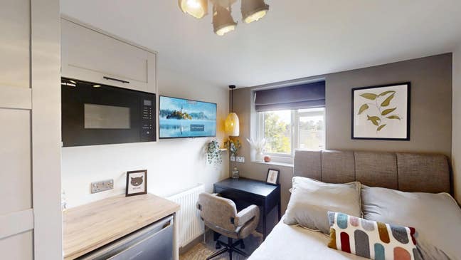 Newly Refurbished with En-suites and Kitchenettes! Main Photo