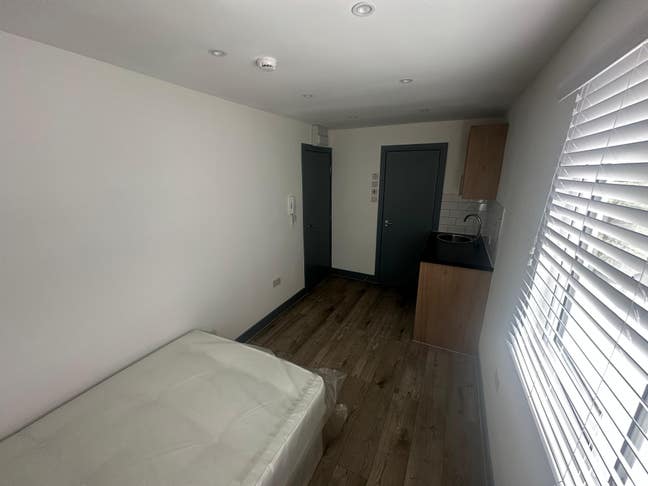 DSS - Studio Flat Available in Epsom Surrey KT19 Main Photo