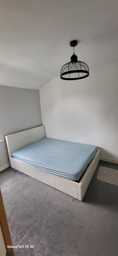 Great sized double room, close to city centre  Main Photo