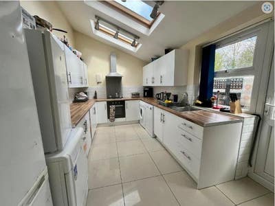 2 Rooms Available in Our 5-Bed Student House! Main Photo