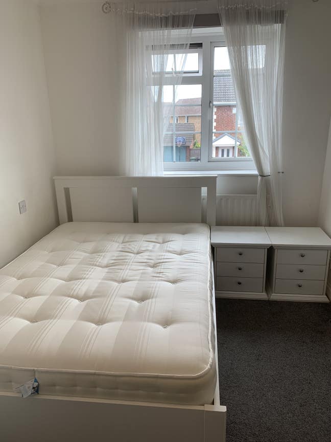 Large double room.shared  en-suite Aztec West  Main Photo