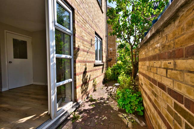Amazing 3 Bed House in Bow - Mile End E3 Main Photo
